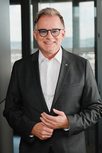 Portraitfoto Peter Humer, Vorstand Kunde & Markt Österreich bei
der UNIQA Insurance Group AG