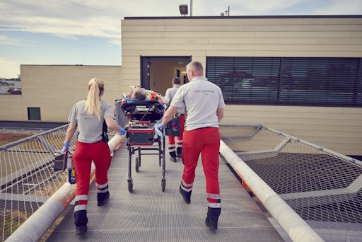  Durch acht Schritte wird die Patientenübergabe bei der DRF
Luftrettung SINNHAFT. // Weiterer Text über ots und
www.presseportal.de/nr/60539 / Die Verwendung dieses Bildes für
redaktionelle Zwecke ist unter Beachtung aller mitgeteilten
Nutzungsbedingungen zulässig und dann auch honorarfrei.
Veröffentlichung ausschließlich mit Bildrechte-Hinweis.