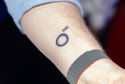 Vorschau Bild von Logo zum Mitnehmen: Auf der Party zeigten Gäste stolz das neue
Big Blue Marble Logo am Arm.