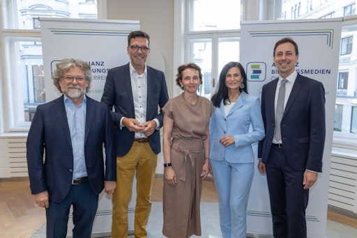 Vorschau Bild von vlnr: Markus Spielmann, Präsident Allianz Bildungsmedien und
Geschäftsführer Helbling Verlag, Heinrich Himmer, Bildungssprecher
SPÖ, Martina von Künsberg Sarre, Bildungssprecherin NEOS, Silvia
Grünberger, Managing Partner GRÜNBERGER & PARTNER, Nico Marchetti,
Bildungssprecher ÖVP