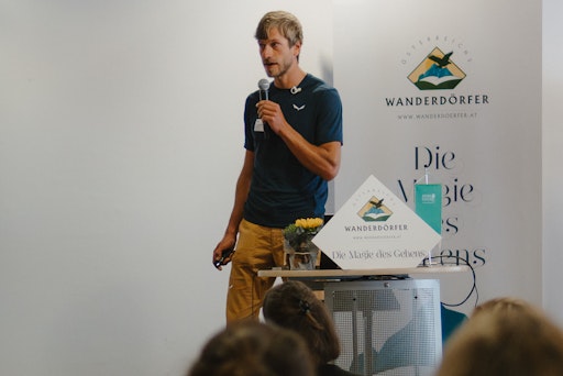 Alpinist, Bergbauer, Filmemacher und Gastgeber Simon Messner
sprach in seiner Eröffnungsrede beim Wandersymposium 2025 über
Demut, den Verzicht auf Inszenierung und die Bedeutung echter
Naturerlebnisse