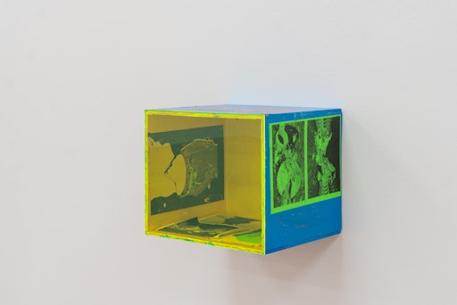 Henrik Olesen / Box, 2018 / Siebdruck auf Holz, Acryl, Lack,
Druck auf Papier, Plexiglas / 32 x 39 x 32 cm / Ausstellungsansicht
/ Courtesy Sammlung Mackert / Photo: Sandra Maier // Weiterer Text
über ots und www.presseportal.ch/de/nr/100052612 / Die Verwendung
dieses Bildes für redaktionelle Zwecke ist unter Beachtung aller
mitgeteilten Nutzungsbedingungen zulässig und dann auch honorarfrei.
Veröffentlichung ausschließlich mit Bildrechte-Hinweis.