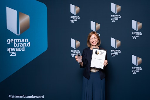  Margot Wisiak, Director Development & Marketing bei ADA, stolz
mit dem German Brand Award 2025
