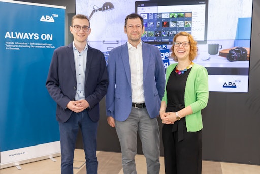 Vorschau Bild von https://www.apa-fotoservice.at/galerie/39312 Am Podium
v.l.n.r.:Peter Weingartner (APA-PictureDesk), Clemens Prerovsky
(APA-Tech) und Luzia Strohmayer-Nacif (APA-PictureDesk)