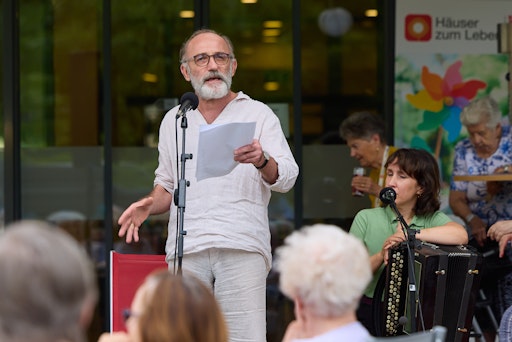 Die Gartenkonzerte des Kultursommers Wien in den Häusern zum
Leben. Was die Musikgenres betrifft, so liegt der Schwerpunkt beim
Wienerlied. Aber auch Jazz, Swing- und Weltmusik-Klänge werden durch
die Gärten tönen. Unter den Künstler*innen sind so bekannte Namen
wie Karl Markovics, Fifi Pissecker, Tini Kainrath, Otto Lechner, Die
Strottern, Sandra Pires, Agnes Palmisano oder Andy Lee Lang.