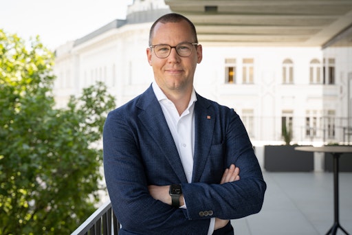 Vorschau Bild von „Die Öffnung unserer Häuser für den Kultursommer bietet eine
Vielzahl von Möglichkeiten. Zum einen bringen die Konzerte ein
buntes Programm erste Reihe fußfrei zu unseren Bewohner*innen. Zum
anderen können sich auch Menschen aus dem Grätzl und generell
Interessierte in diesem angenehmen Rahmen einen Einblick vom Leben
in unseren Häusern verschaffen. Wir durften bereits einige
Besucher*innen als neue Bewohner*in oder Mitarbeiter*innen bei uns
begrüßen,“ freut sich Simon Bluma, stellvertretender Geschäftsführer
und Bereichsleiter Häuser und Digitalisierung der Häuser zum Leben.