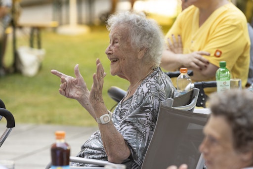 Vorschau Bild von Zwischen 30. Juni und 7. August 2025 werden auch heuer wieder in
den schattigen Gärten der Häuser Klänge unterschiedlicher Genres
erklingen. In allen Häusern zum Leben findet je ein Gartenkonzert
statt. Bei Schlechtwetter treten die Künstler*innen in den Speise-
und Festsälen der Häuser auf. Alle 29 Konzerte sind auch diesmal
nicht nur für Bewohner*innen, sondern auch für externe Gäste
zugänglich.