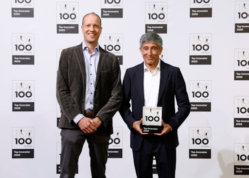  Guido Reinecke, CFO der MaxSolar GmbH, nahm stellvertretend für
die Geschäftsführung die TOP 100-Auszeichnung von Ranga Yogeshwar
beim Deutschen Mittelstands-Summit in Mainz entgegen. // Weiterer
Text über ots und www.presseportal.de/nr/170503 / Die Verwendung
dieses Bildes für redaktionelle Zwecke ist unter Beachtung aller
mitgeteilten Nutzungsbedingungen zulässig und dann auch honorarfrei.
Veröffentlichung ausschließlich mit Bildrechte-Hinweis.