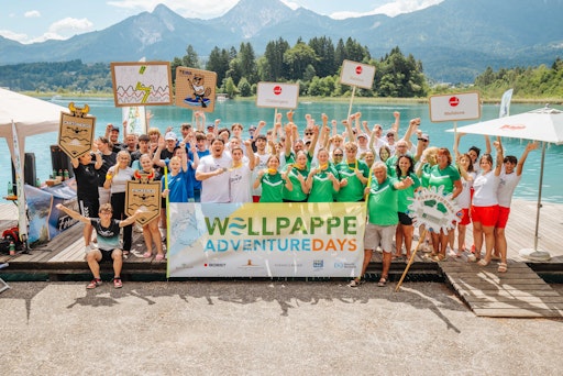 Vorschau Bild von Lehrlinge der österreichischen Wellpappe-Industrie mit
Geschäftsführern, Lehrlingsbetreuer:innen, Fans und Sponsoren zum
Abschluss der Wellpappe Adventure Days 2025.