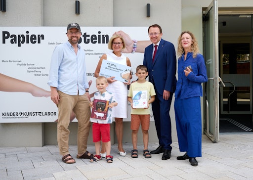  Stefan Zenkl mit Carlo und Samuel, Mona Jas (Künstlerische
Leiterin KinderKunstlabor), Johanna Mikl-Leitner (Landeshauptfrau
Niederösterreich), Matthias Stadler (Bürgermeister St. Pölten)