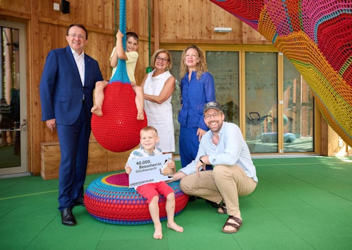 Vorschau Bild von Matthias Stadler (Bürgermeister St. Pölten), Samuel, Carlo,
Johanna Mikl-Leitner (Landeshauptfrau Niederösterreich), Mona Jas
(Künstlerische Leiterin KinderKunstlabor), Stefan Zenkl