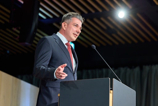 Emir Prcić , MBA, Geschäftsführer, hält Rede.