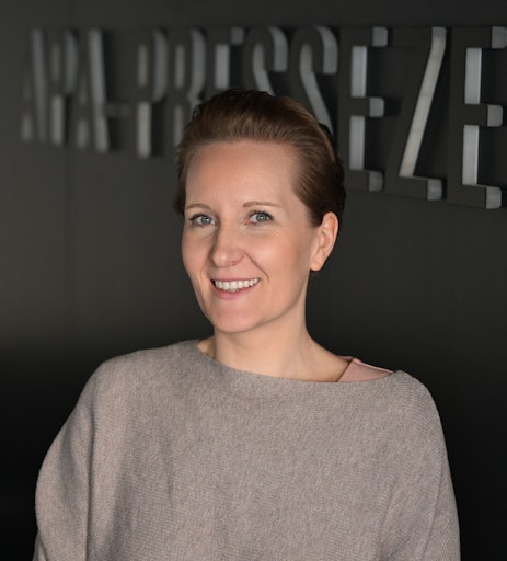 Die gebürtige Tirolerin Marie-Theres Fischer hat ab heute, 1.
Juli, die Leitung der Bildredaktion der APA - Austria Presse Agentur
inne. Die Bildexpertin übernimmt die Agenden von Harald Schneider,
der sich nach 18 Jahren an der Ressortspitze künftig wieder
verstärkt der Rolle als Fotograf und Bildjournalist der APA widmen
wird.