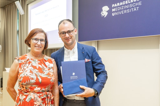 Vorschau Bild von Univ.-Prof. Dr. Bernhard Wernly erhält die Auszeichnung
Researcher of the Year.