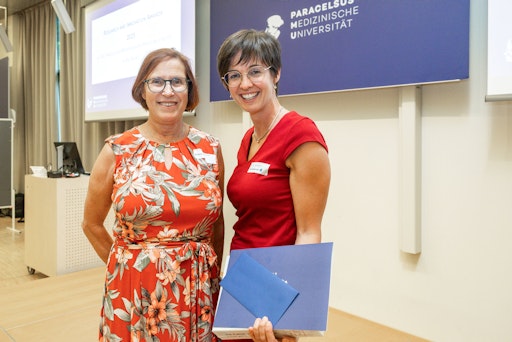 Dr.in Elke Boxhammer erhält den Preis Researcher of the Year.