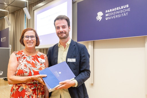 Vorschau Bild von Dr. Constantin Hecker erhält die Auszeichnung Rising Scientist.