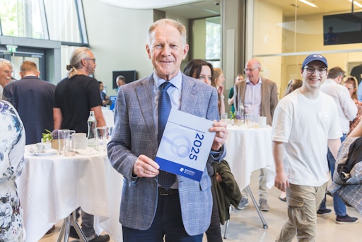 Vorschau Bild von PMU-Rektor Univ.-Prof Wolfgang Sperl mit dem druckfrischen
Wissenschaftsbericht 2025.