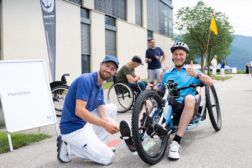 Bei der Eröffnung des ParaSportzentrums Häring wurden viele
Para-Sportarten vorgestellt - am Bild Handbike.