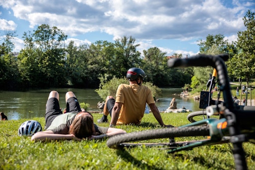 Radlerpause in der Augartenbucht in Graz, direkt am Murradweg.