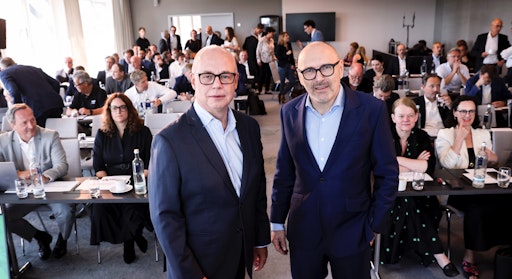  76. Gesellschafterversammlung der dpa in Hamburg: Chefredakteur
Sven Gösmann (links) und der Vorsitzende der Geschäftsführung Peter
Kropsch (rechts). // Weiterer Text über ots und
www.presseportal.de/nr/8218 / Die Verwendung dieses Bildes für
redaktionelle Zwecke ist unter Beachtung aller mitgeteilten
Nutzungsbedingungen zulässig und dann auch honorarfrei.
Veröffentlichung ausschließlich mit Bildrechte-Hinweis.