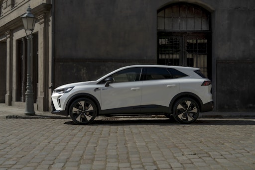 Vorschau Bild von Basierend auf dem Designkonzept „Dynamic Versatility“ präsentiert
sich der neue Mitsubishi Grandis mit einem
athletisch-selbstbewussten Auftritt. Die Frontpartie mit dem
markanten Dynamic Shield geht fließend in eine sportliche
Seitenlinie über.