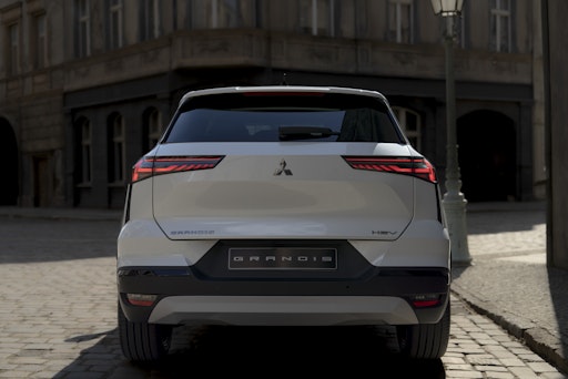 Vorschau Bild von Das kraftvolle Heck mit „Sculptural Hexagon“-Design und
horizontalen LED-Rückleuchten unterstreicht den modernen Charakter
des neuen Mitsubishi Grandis.