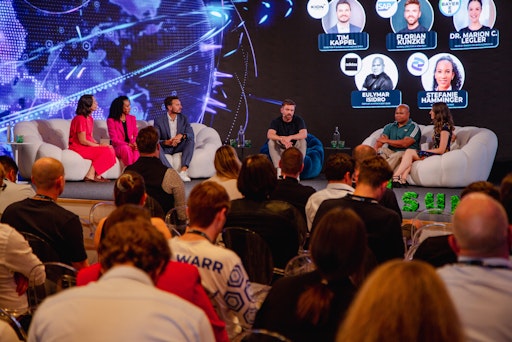 In insgesamt sieben Panels wurden die Auswirkungen von KI auf
Medien, Marketing, Arbeitswelt, Unternehmensstrategie und
Datenverantwortung diskutiert – mit Perspektiven von
Entscheider:innen aus Unternehmen wie Microsoft, Lenovo, IBM, Adobe,
Otto Group und der Süddeutschen Zeitung.