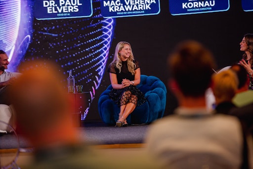 Vorschau Bild von Als Gründerin des AI Summits und Dozentin für den KI Manager
kennt Lena Kornau die praktischen Herausforderungen aus erster Hand.
Mit ihrem Team macht sie Mitarbeitende in Unternehmen gezielt
„KI-fit“ – praxisnah und verständlich. Im Media Panel sprach sie mit
Medienvertreter:innen über Chancen, Verantwortung und die Rolle von
KI in Medienunternehmen.