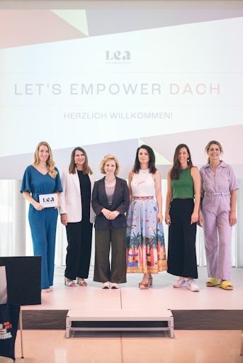  Der Österreichische Fonds zur Stärkung und Förderung von Frauen
und Mädchen (LEA - Let’s empower Austria) lud am 1. Juli 2025 zum
dritten länderübergreifenden Vernetzungsevent "Let's empower DACH"
unter dem Thema „Voice & Visibility“. Speakerinnen: Ronja von
Wurmb-Seibel (DE), Karoline Rath-Zobernig (AT), Katia Murmann
Amirhosseini (CH)
