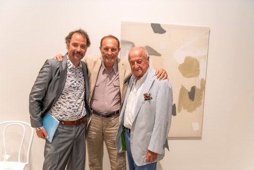  Bild_01: vlnr: Der Künstler Markus Bacher bei der
Ausstellungseröffnung im Stiegenhaus in Langenlois