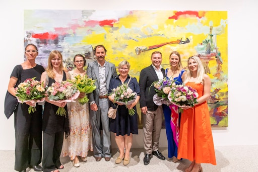 Vorschau Bild von Das Team der Sammlung Renner-Lanjus bei der Ausstellungseröffnung
des Künstlers Markus Bacher (4. von l.) im Stiegenhaus in Langenlois
mit dem Gastgeber Josef Renner (6. von l.)