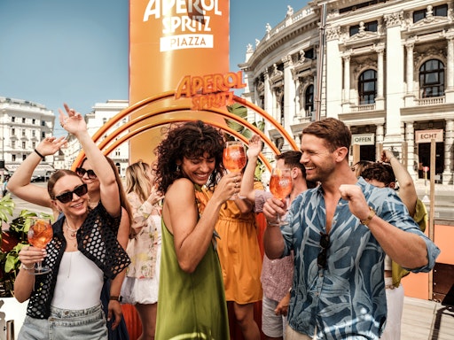 Vorschau Bild von Von Donnerstag bis Samstag ab 17:00 Uhr sorgen die Golden Hour
Sounds by Aperol für den perfekten Sundowner-Sound: An Donnerstagen
und Samstagen liefern die DJs von Radio Energy Österreich entspannte
Beats auf der Aperol Spritz Piazza, während freitags die
After-Work-Reihe Boho Beats mit lässigen Vibes für einen stilvollen
Start ins Wochenende beim Film Festival auf dem Wiener Rathausplatz
sorgt.