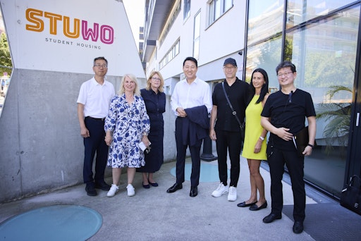 https://www.apa-fotoservice.at/galerie/39374 Besuch des
südkoreanischen Bürgermeisters von Seoul, Herrn Oh Se-hoon und
Delegation, bei STUWO Student Housing in Wien