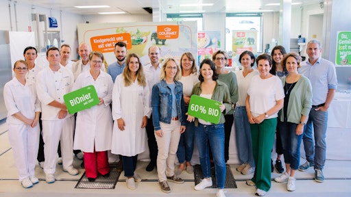  Das Team von GOURMET mit Vertreter:innen des Bundesverbands und
der Landesverbände in der GOURMET Entwicklungsküche.