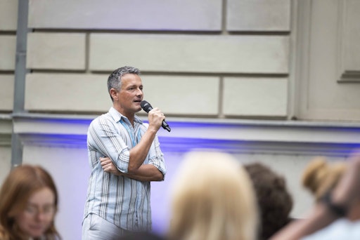 Vorschau Bild von Jochen Schneeberger, Head of Digital Advertising bei willhaben,
begrüßt die Gäste