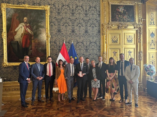 Hans Peter Weiss mit großem Goldenen Ehrenzeichen für Verdienste
um die Republik Österreich ausgezeichnet © SORAVIA
