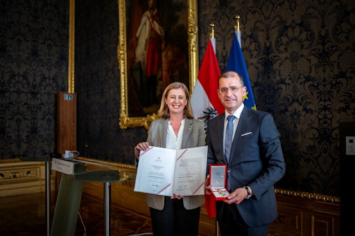 Vorschau Bild von Die Auszeichnung wurde von Staatssekretärin Barbara
Eibinger-Miedl überreicht und würdigt die herausragenden Leistungen
von Hans Peter Weiss © HBF/Paul Kulec