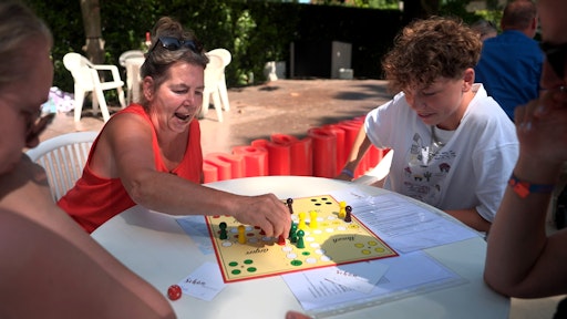 S5E05: Premiere auf Europas größtem Campingplatz! Das Ehepaar
Peter und Angelika veranstaltet das erste
Mensch-ärgere-dich-nicht-Turnier auf dem Marina di Venezia. //
Weiterer Text über ots und www.presseportal.de/nr/6605 / Die
Verwendung dieses Bildes für redaktionelle Zwecke ist unter
Beachtung aller mitgeteilten Nutzungsbedingungen zulässig und dann
auch honorarfrei. Veröffentlichung ausschließlich mit
Bildrechte-Hinweis.