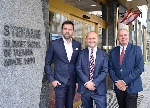  Eine Institution der Wiener Hotellerie feiert dieser Tage ihren
425. Geburtstag. Das Hotel Stefanie, am 8. Juli 1600 als „Weiße
Rose“ gegründet, ist das älteste Hotel in der Bundeshauptstadt und
wird heute von der Familie Schick in vierter Generation geführt.