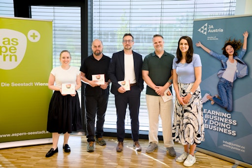 Vorschau Bild von Jury-Mitglieder (v.l.n.r.): Johanna Walch (Accenture) Bernd
Herger (Wiener Bildungsakademie) Martin Hesik (aspern Seestadt
Einkaufsstraßen GmbH) Sebastian Schally (Accenture) und
Projektleitung Milica Markovic (Junior Achievement Austria)