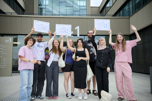  Die Siegerteams der Junior Innovation Challenge vor dem
Technologienzentrum Seestadt.