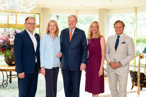 Wie können verantwortungsvolle Lieferketten, digitale
Technologien und innovative Materialien die Textilindustrie
nachhaltiger gestalten? Diese Frage stand im Mittelpunkt des
Business Lunch Kärnten, der am Dienstag, dem 8. Juli, im exklusiven
Rahmen des Hotel Schloss Seefels stattfand.