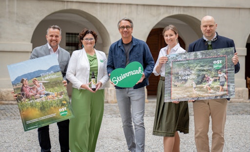Vorschau Bild von v.l.: Michael Feiertag (GF Steiermark Tourismus), Julia Fandler
(Ölmühle Fandler), Maria Strasser (GF Agentur saintstephens),
Kathrin Großschedl (Vorsitzende Stellvertreterin Oststeiermark
Tourismus & Gastgeberin im Gasthof "Zum Brauhaus") und Stefan
Schindler (GF Oststeiermark Tourismus).