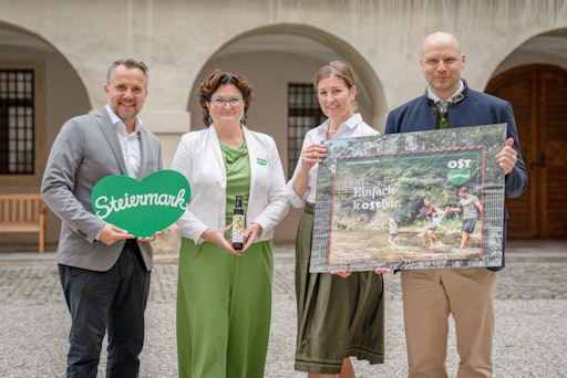 v.l.: Michael Feiertag (GF Steiermark Tourismus), Julia Fandler
(Ölmühle Fandler), Kathrin Großschedl (Vorsitzende Stellvertreterin
Oststeiermark Tourismus & Gastgeberin im Gasthof "Zum Brauhaus") und
Stefan Schindler (GF Oststeiermark Tourismus).