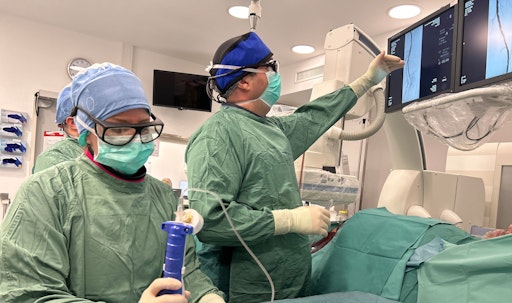 OA Dr. Patrick Kinsperger behandelt einen Patienten mit starken
arteriellen Verschlüssen in den Beinen mit der neuen Shockwave
Therapie