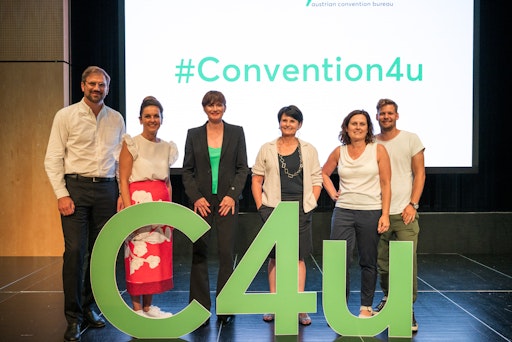 Vorschau Bild von Vertreter:innen der C4u 2025 Partnerbetriebe (von links nach
rechts): Hubertus Rothwangl, Sandra Neukart und Astrid
Steharnig-Staudinger (Österreich Werbung), ACB Präsidentin Renate
Androsch-Holzer, Doris Bader (Congress Center Villach & voco®
Villach) und Maximilian Krainz (Kärnten Convention)