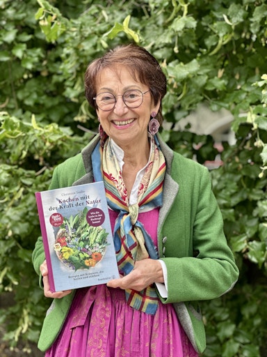  Christine Saahs mit Kochbuch