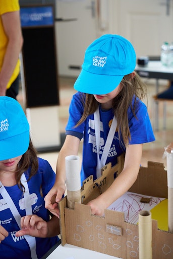 Vorschau Bild von Managen, wie die Profis. Spielerisch lernen die Kinder, wie man
als Projektanager*innen gemeinsam eine Burg plant und baut.