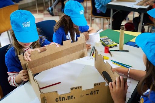 Vorschau Bild von Managen, wie die Profis. Spielerisch lernen die Kinder, wie man
als Projektanager*innen gemeinsam eine Burg plant und baut.