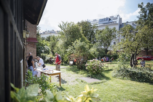 Vorschau Bild von dm drogerie markt unterstützt die Klimaoasen und andere Projekte
der Caritas Erzdiözese Wien mit einer Spende in Höhe von 112.000
Euro. Das Geld stammt aus der Spendenaktion dm Festessen, bei der im
vergangenen Advent mit Hilfe von Fünf-Euro-Spenden an der Kassa
nicht nur festliche Mahlzeiten in Wärmestuben ermöglicht wurden,
sondern auch wichtige Hilfsprojekte der teilnehmenden Organisationen
finanziert werden.